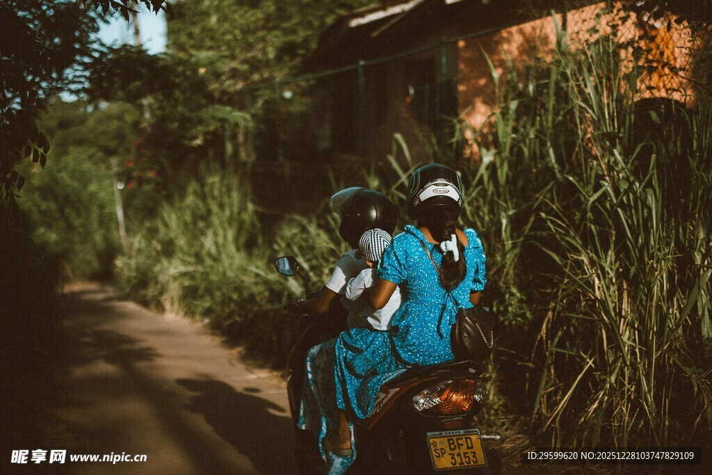 乡村小道上骑行的两个人