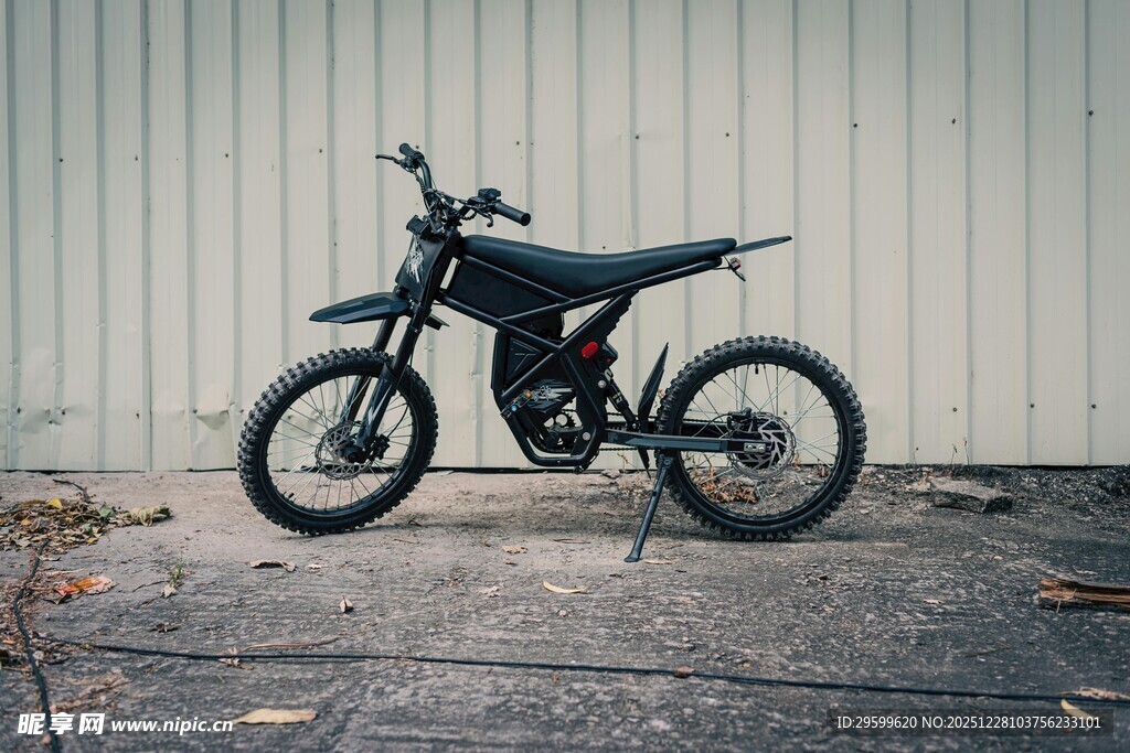 靠墙停放的黑色越野摩托车