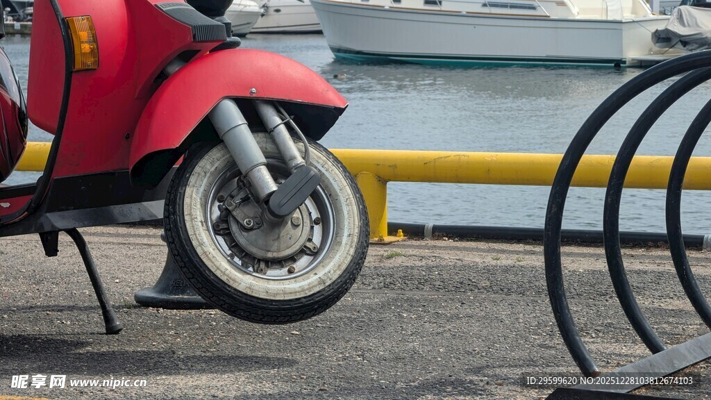 复古红色踏板摩托车停放处