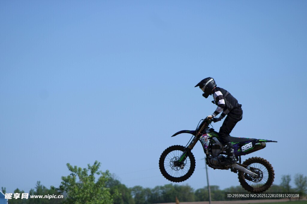 摩托骑手空中炫酷飞跃