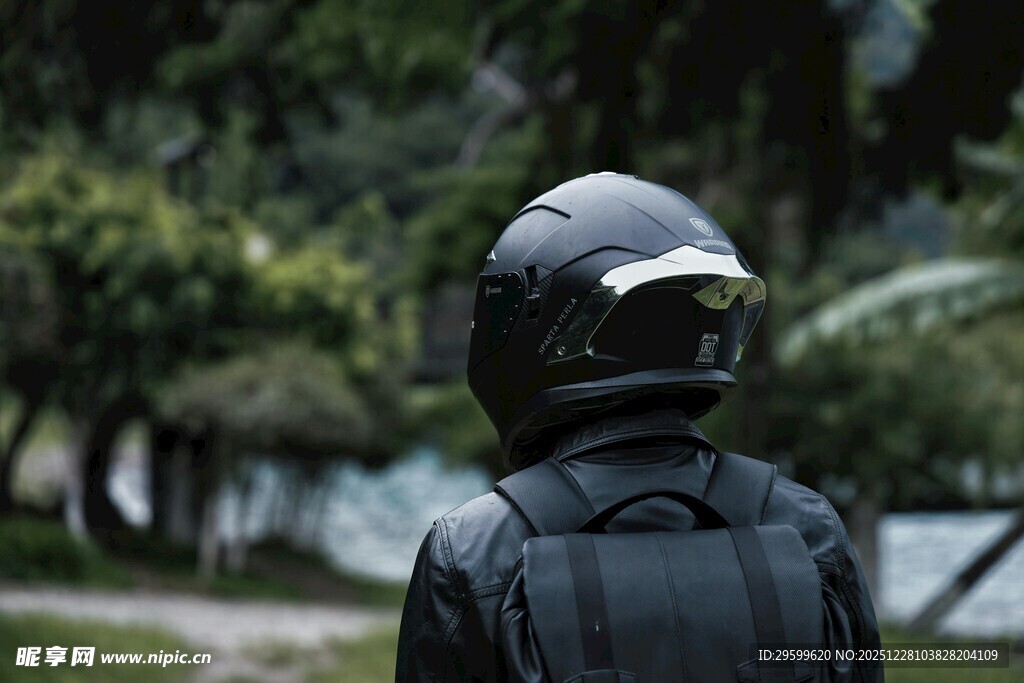 骑行者背影与户外风景