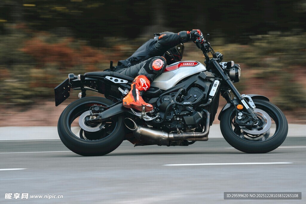 公路上飞驰的酷炫摩托车手