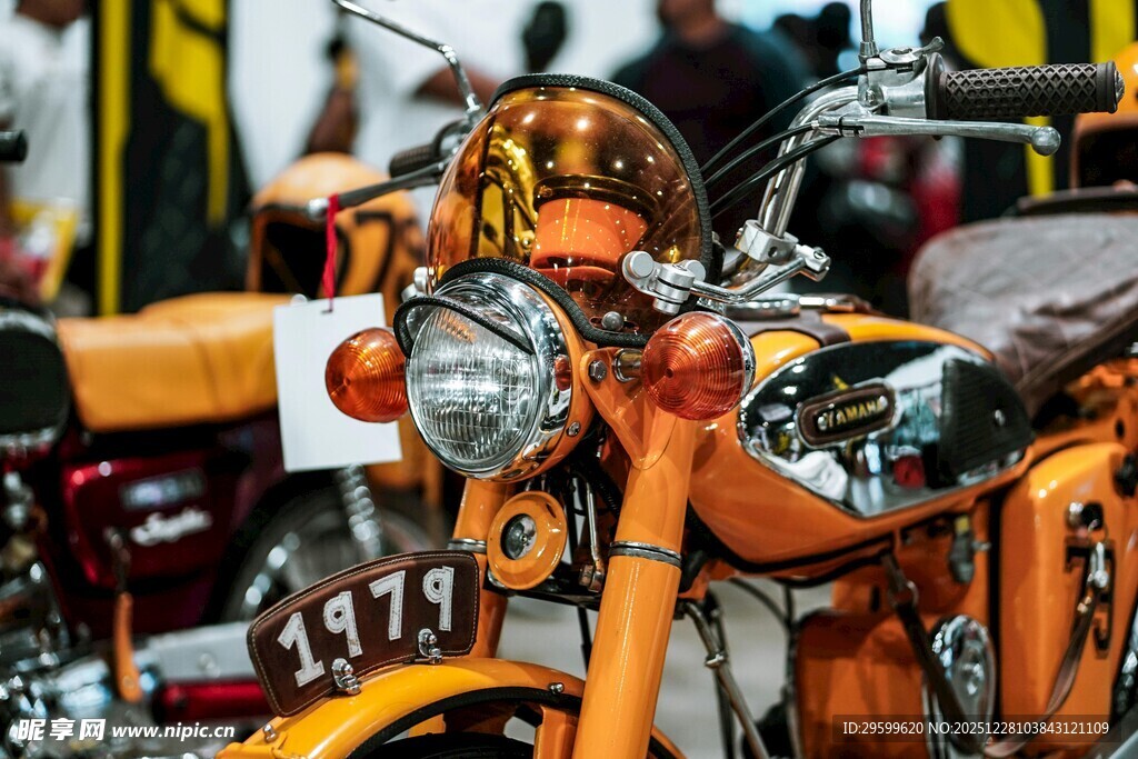复古橙色摩托车特写