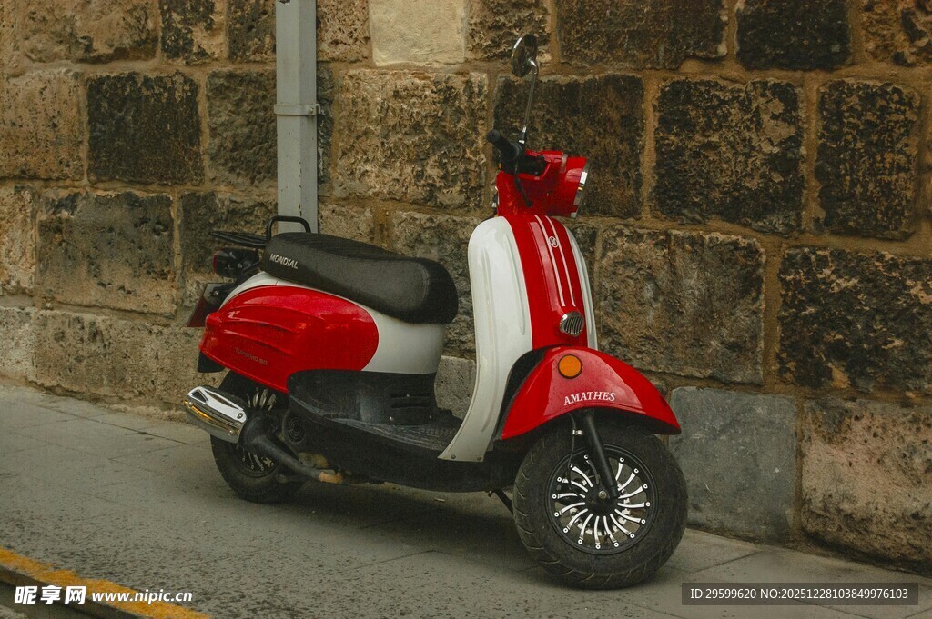 复古红色踏板摩托车停靠墙边