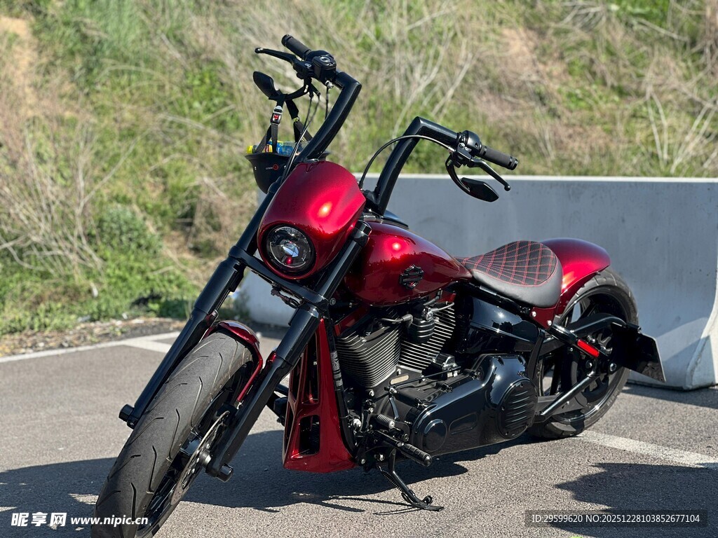 红色酷炫摩托车停于户外