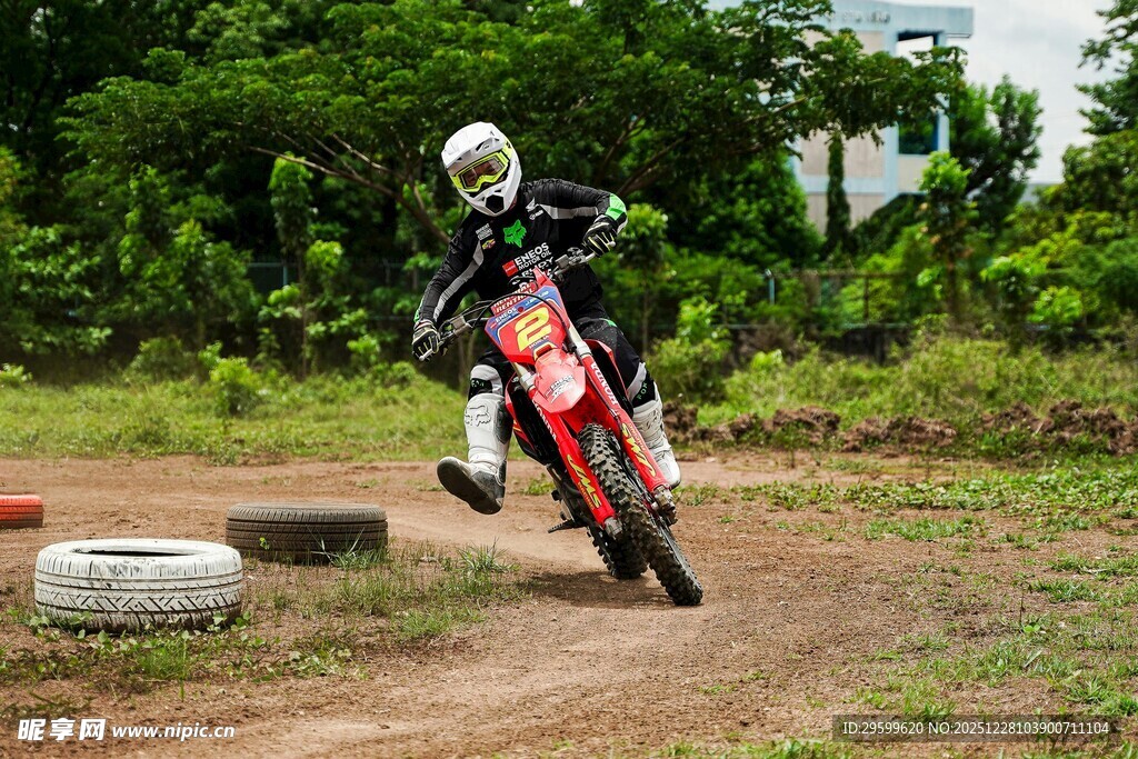 摩托车手驰骋越野赛道
