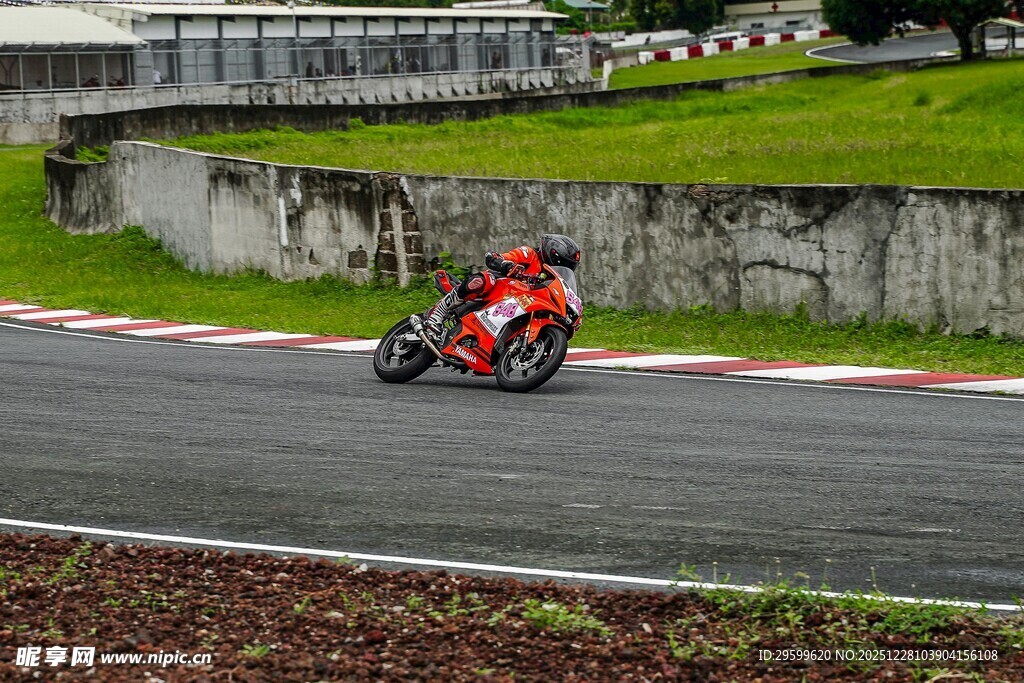 赛道上的摩托车骑手