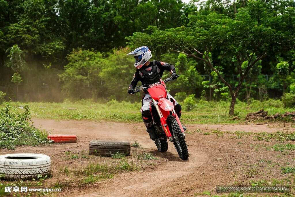 越野摩托手驰骋林间小道