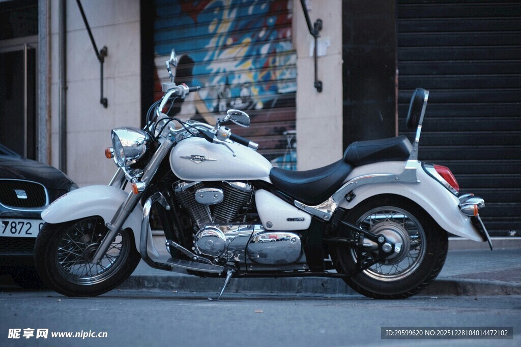 复古风格白色摩托车街头