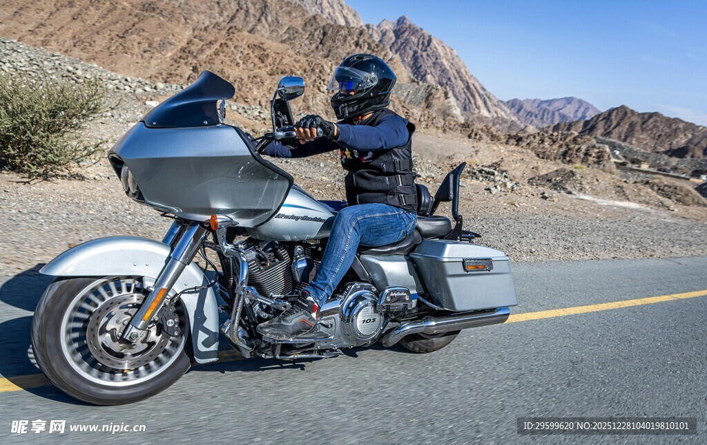 男子骑行帅气重型摩托车