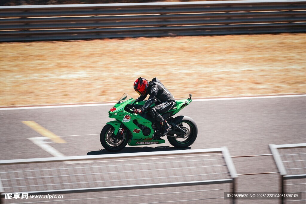 赛道上的绿色摩托车骑手