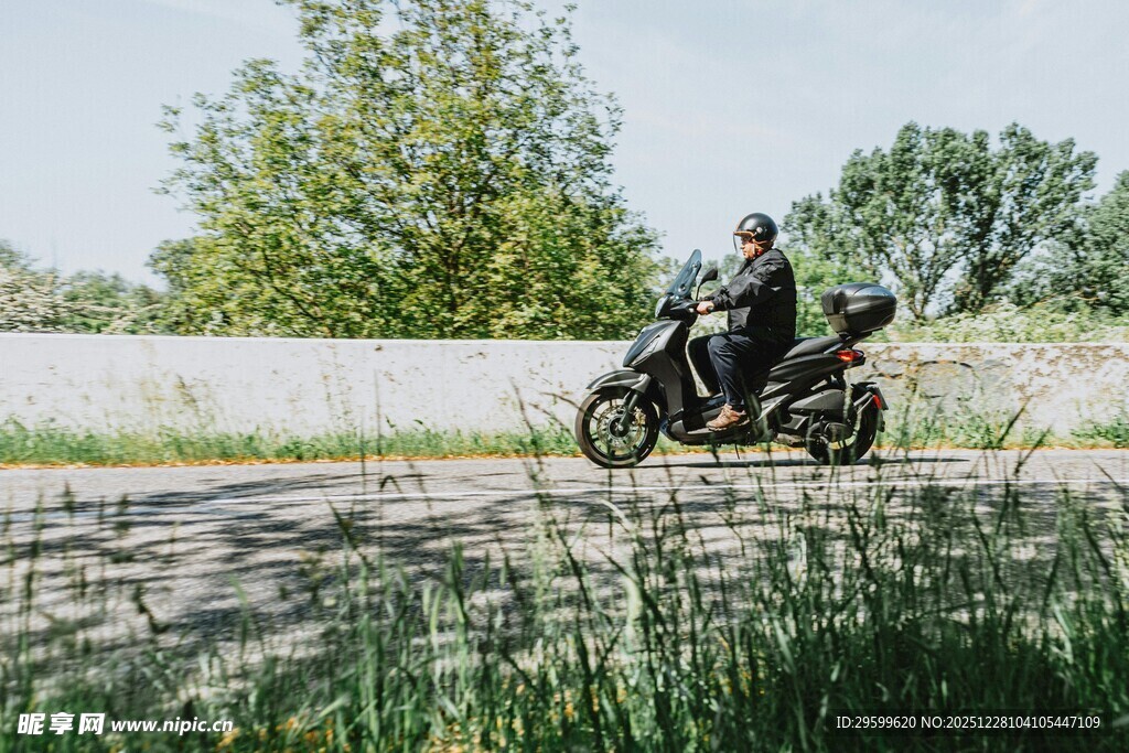 公路骑行的摩托车手