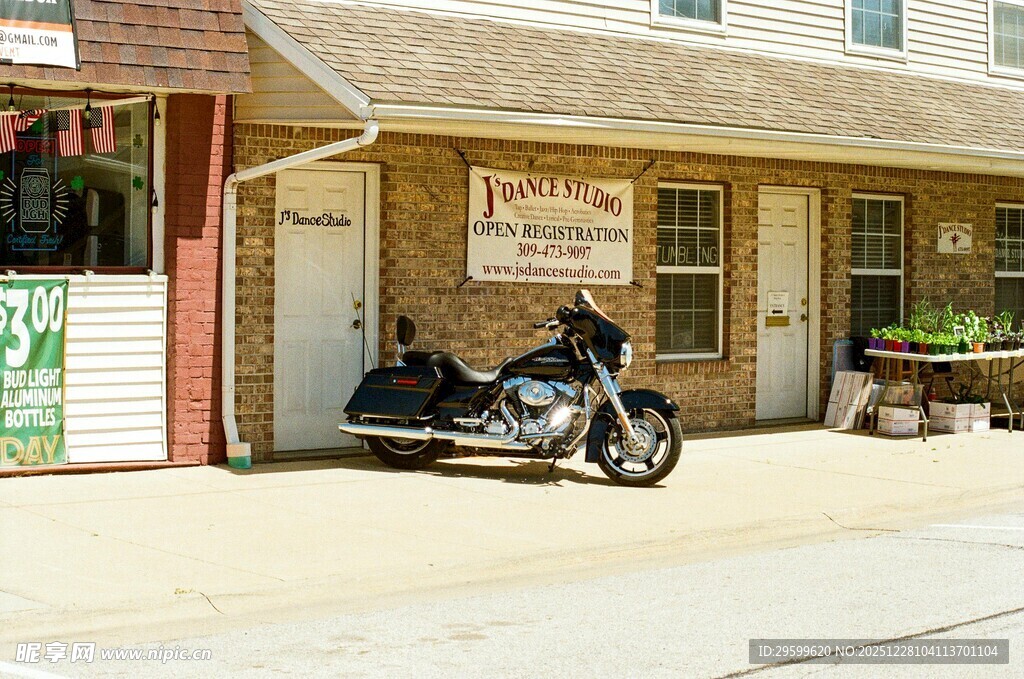 停在建筑旁的黑色摩托车