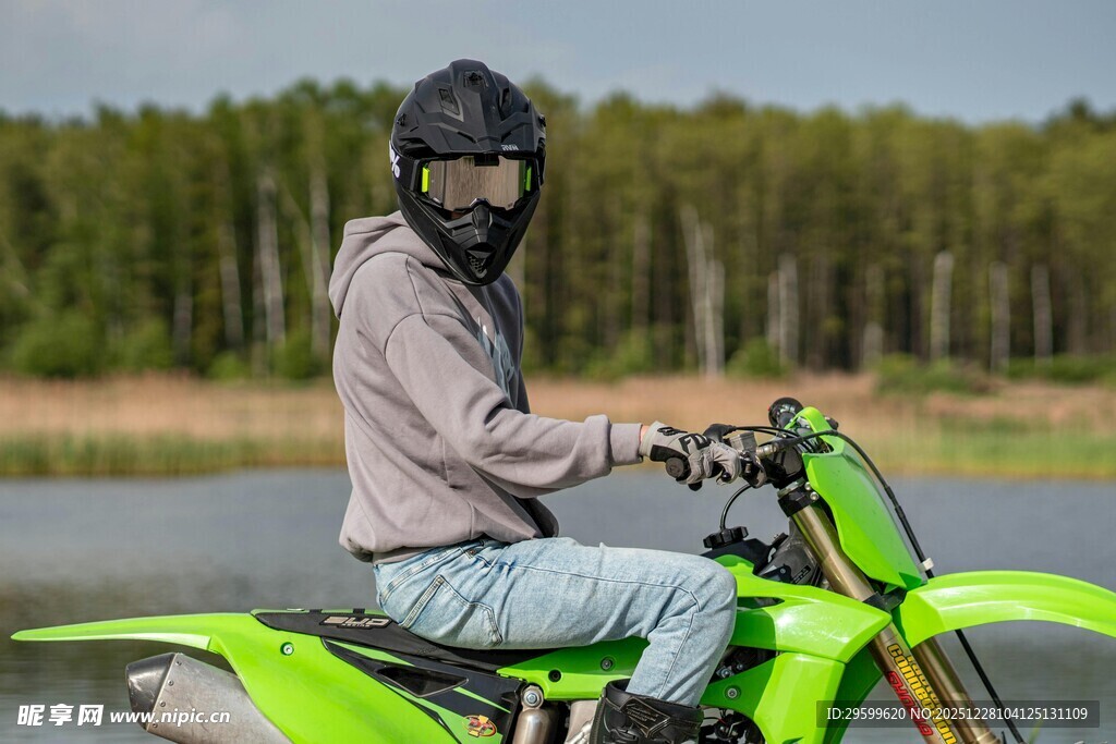 女子骑绿色越野摩托车