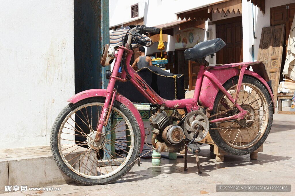复古三轮摩托车停靠街边
