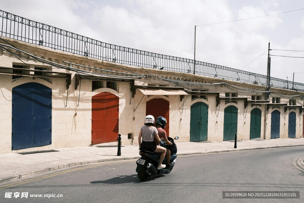 街道上骑摩托车的人
