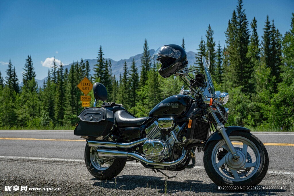 公路旁停放的酷炫摩托车