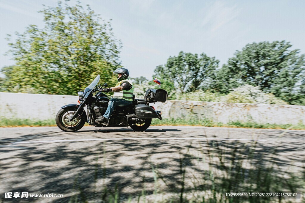 公路上的摩托车骑行者