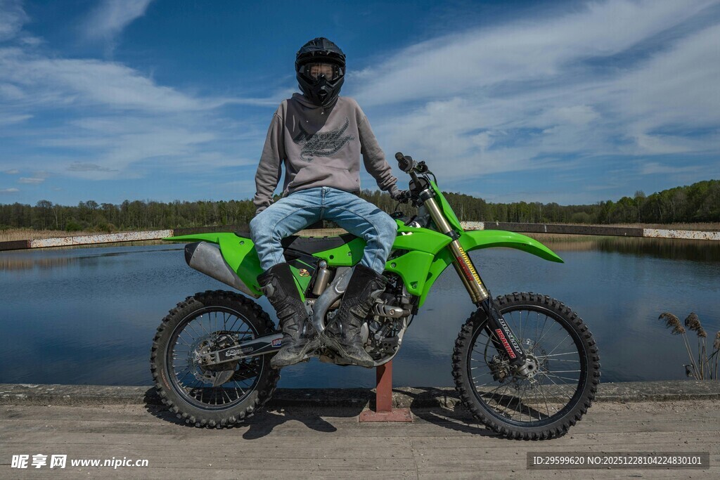 男子骑越野摩托于湖边