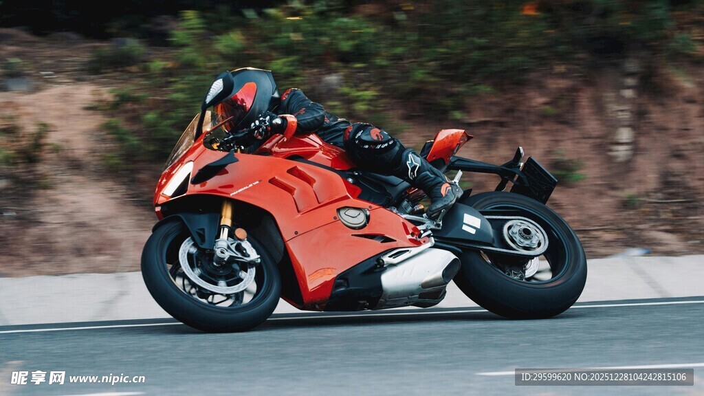 红色炫酷摩托车疾驰中