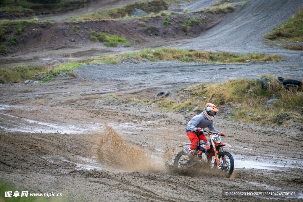 越野摩托手驰骋泥泞赛道