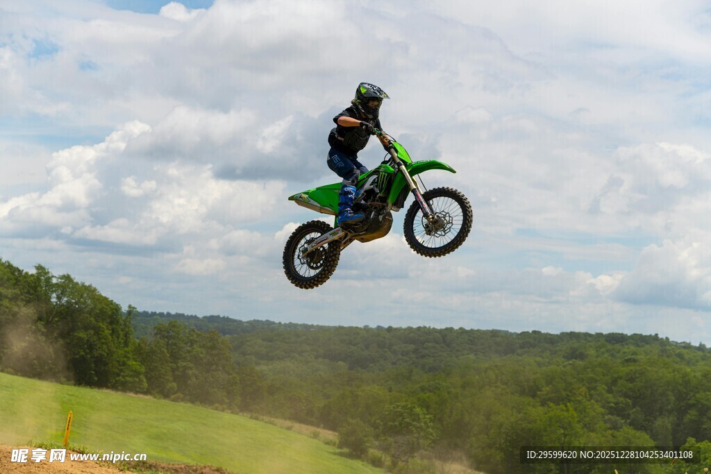 摩托骑手空中炫酷飞跃