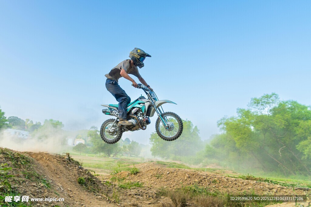 摩托骑手空中酷炫飞跃