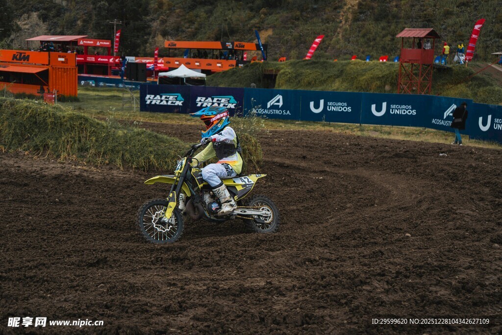 越野摩托车手赛场飞驰