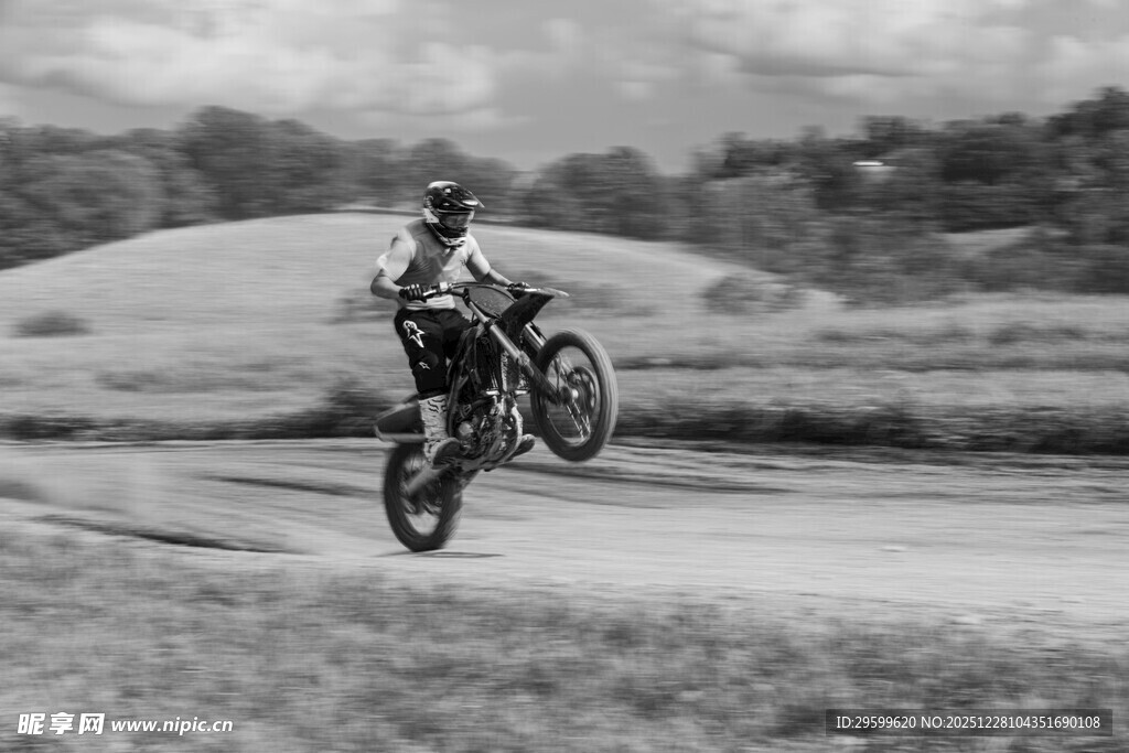 摩托车手赛场精彩空中飞跃