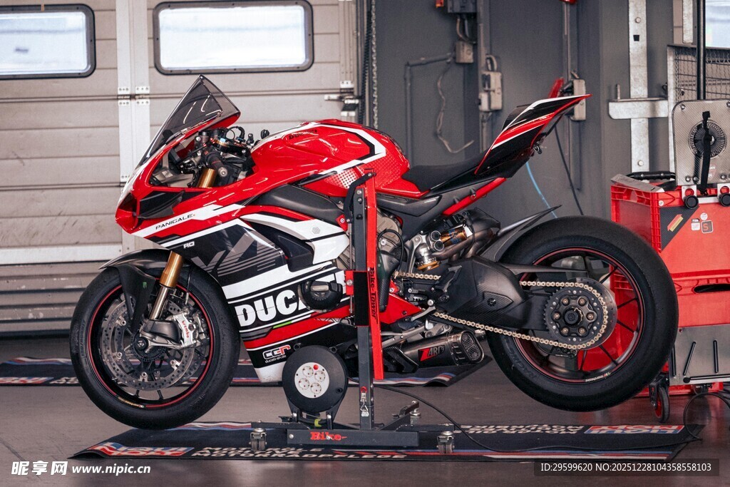 红色炫酷摩托车展示