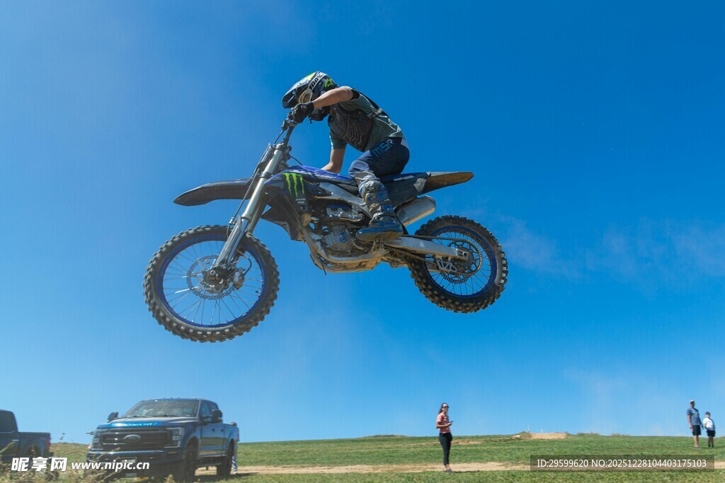 摩托骑手空中酷炫飞跃