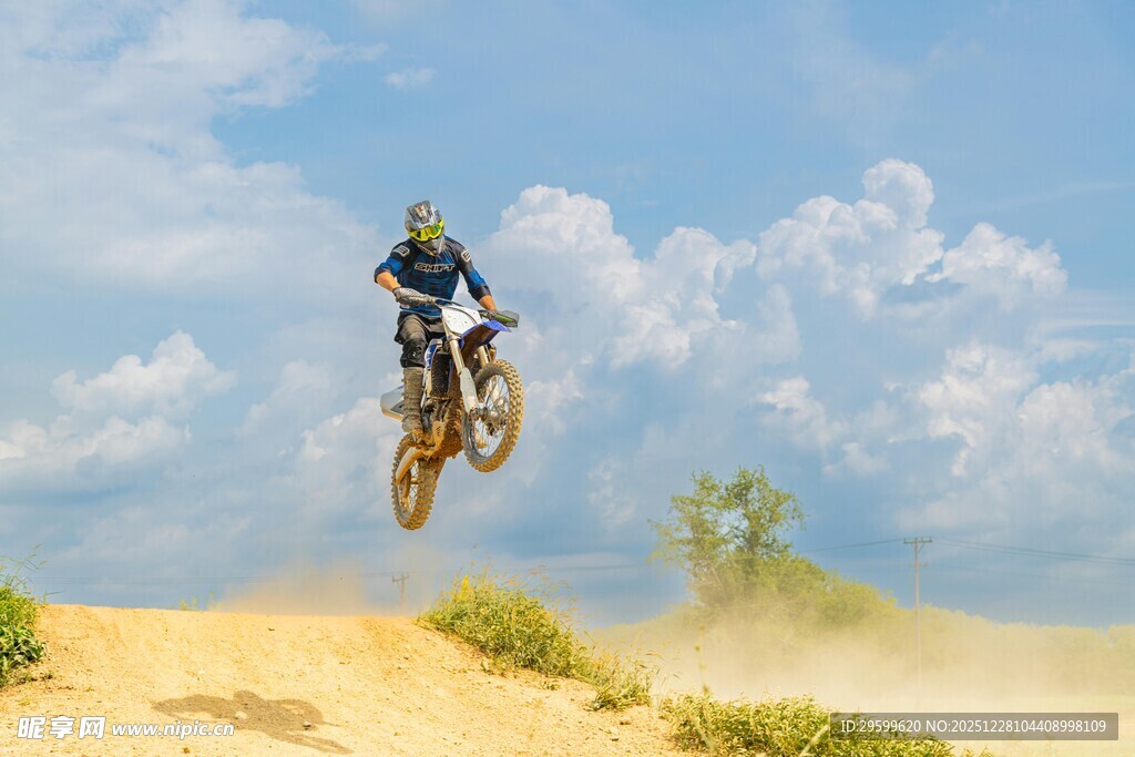 摩托骑手沙漠腾空瞬间