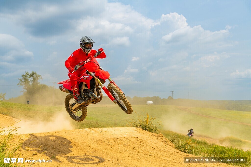 摩托骑手空中飞跃精彩瞬间