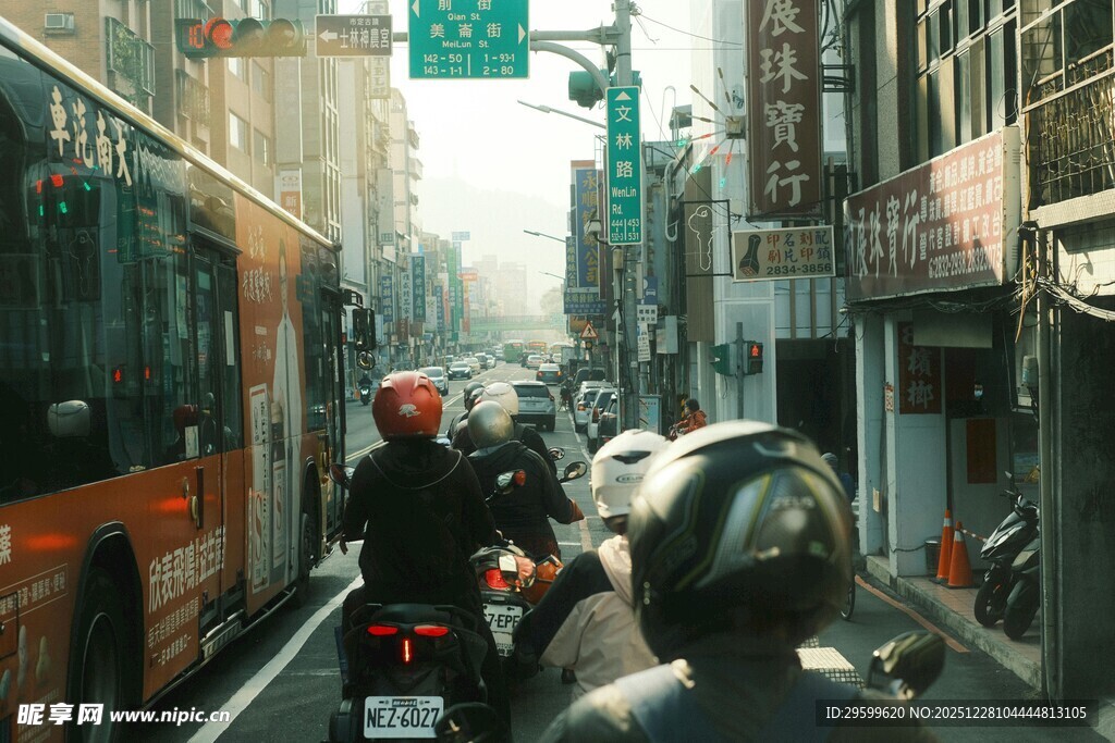 城市街道中的摩托车骑行场景