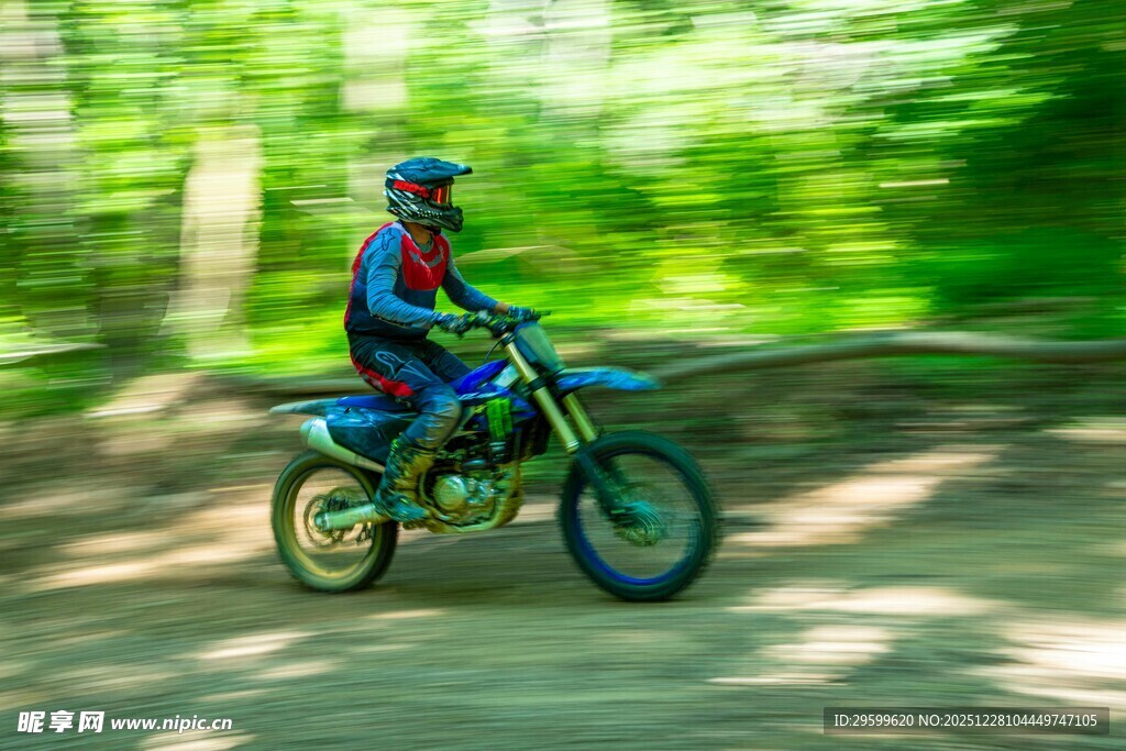 林间骑行的越野摩托车手
