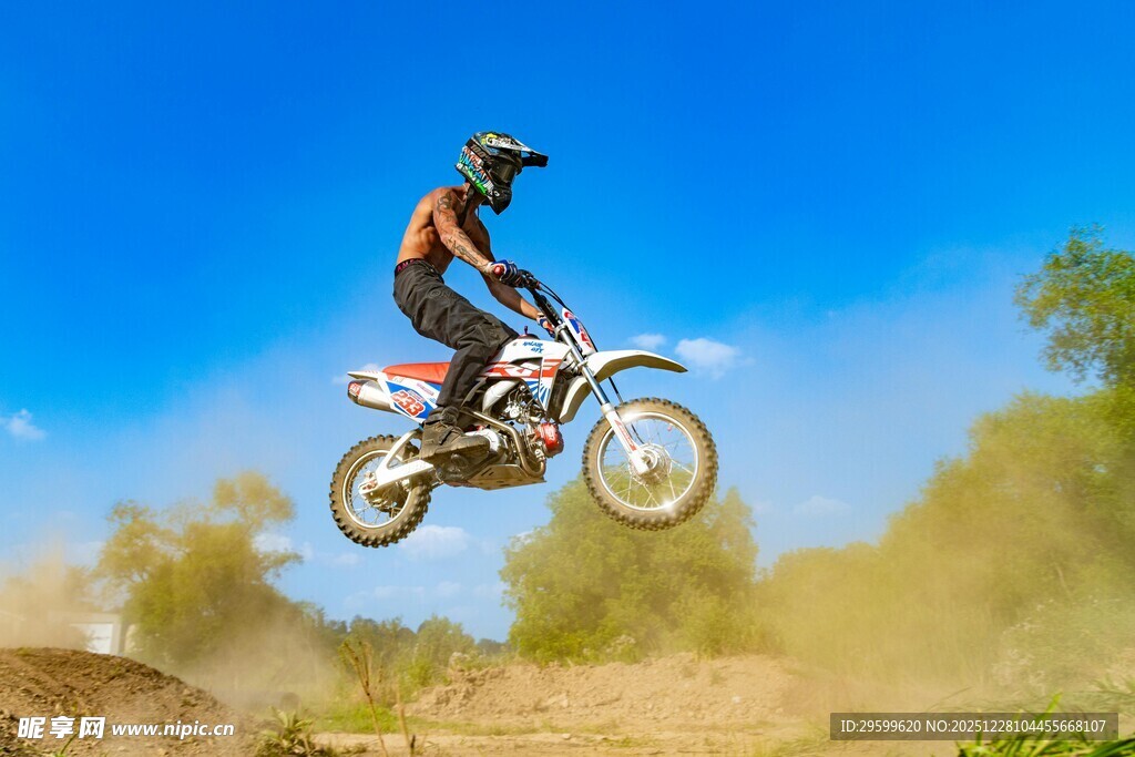 摩托骑手空中炫酷飞跃