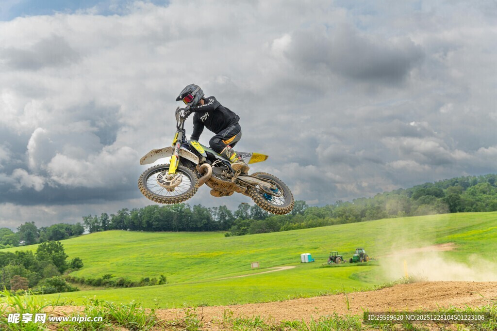 摩托骑士空中炫酷飞跃