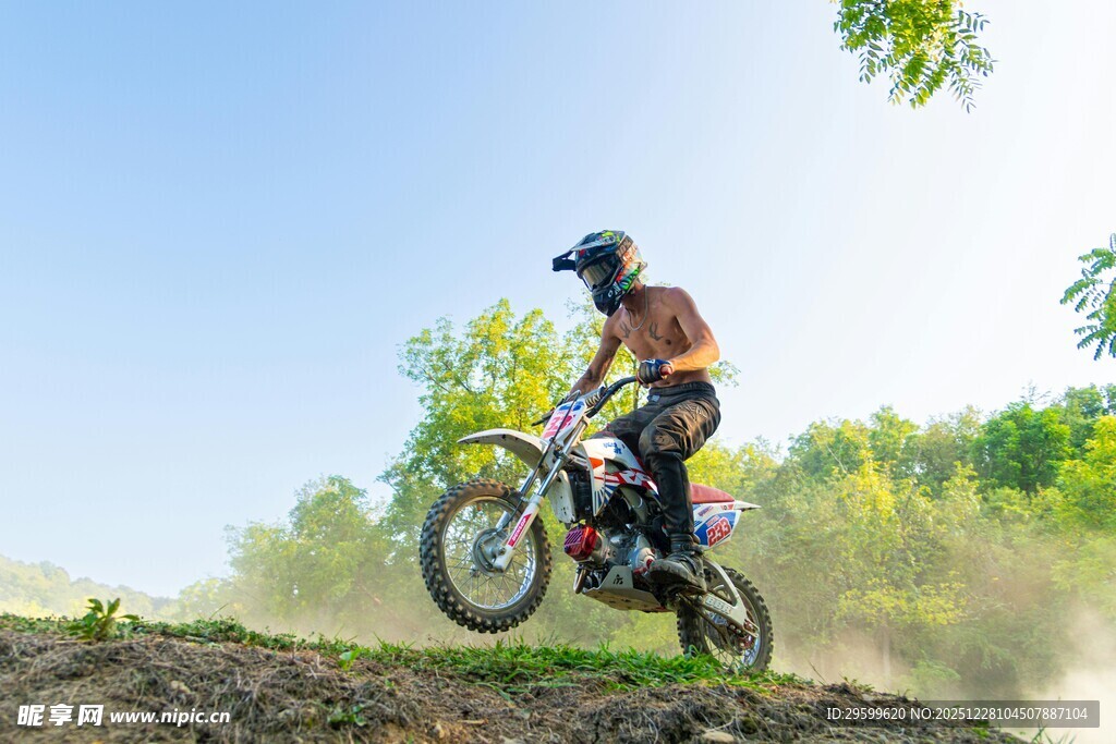 越野摩托骑手驰骋山间