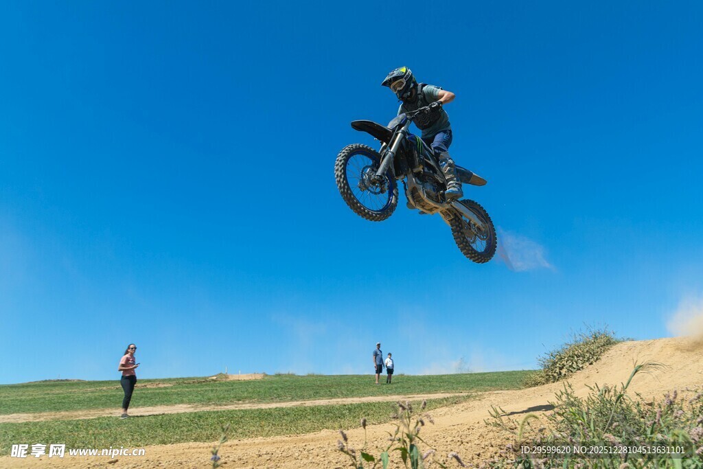 摩托骑手空中炫酷飞跃