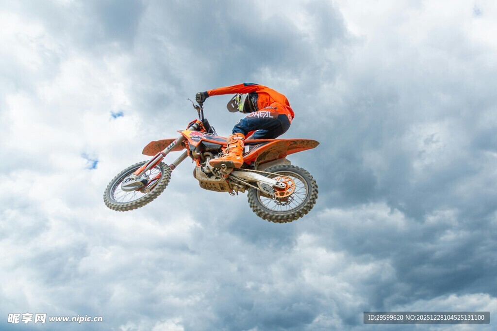 摩托骑手空中炫技瞬间