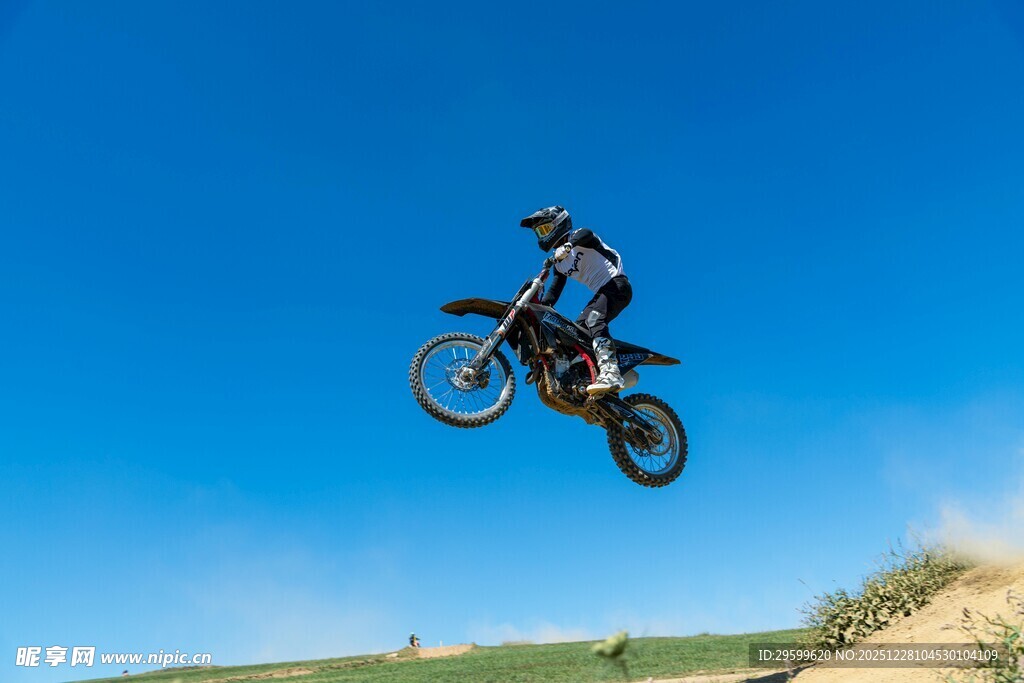 摩托骑手空中炫酷飞跃