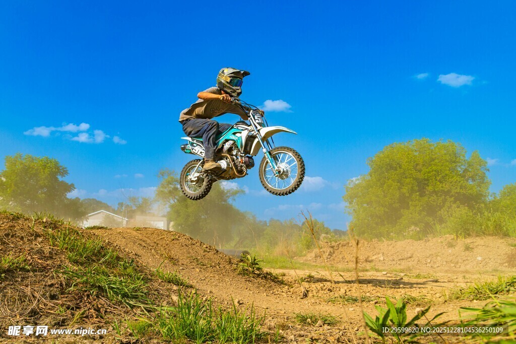 越野摩托飞跃精彩瞬间