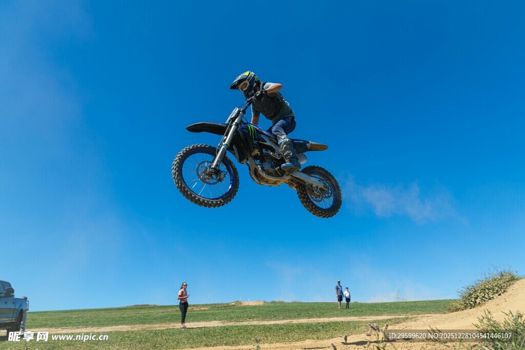 摩托骑手空中炫酷飞跃