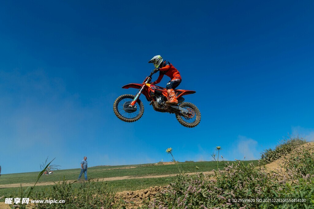 摩托车手空中炫酷飞跃