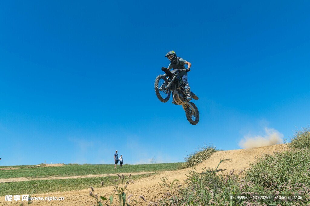 摩托骑手空中炫酷飞跃