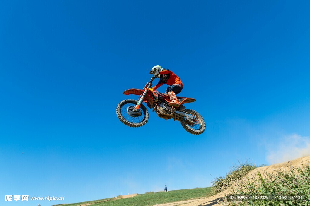 摩托骑手空中炫酷飞跃