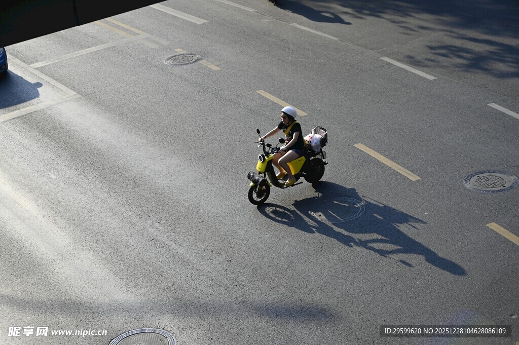 公路上骑行的摩托车手