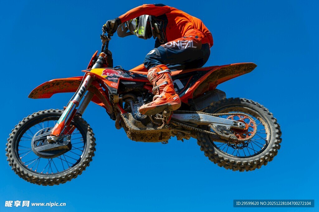 摩托骑手空中酷炫飞跃