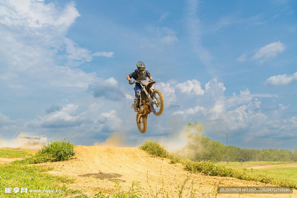 摩托骑手空中飞跃瞬间