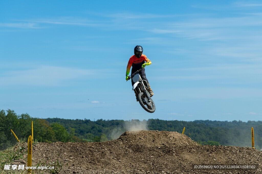 摩托骑手空中精彩飞跃